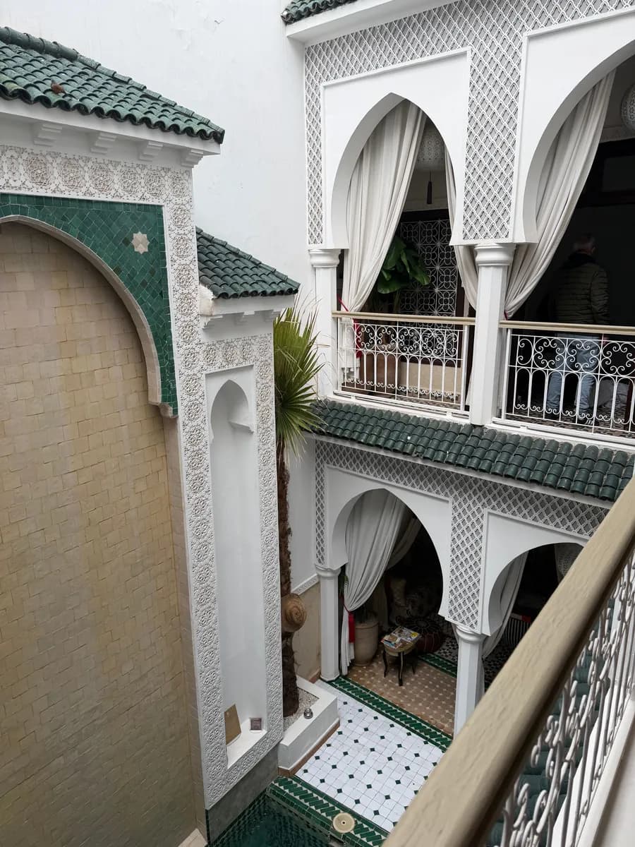 Exemple d'image BookNoFees : intérieur d'un riad avec des carreaux à motifs et des arches