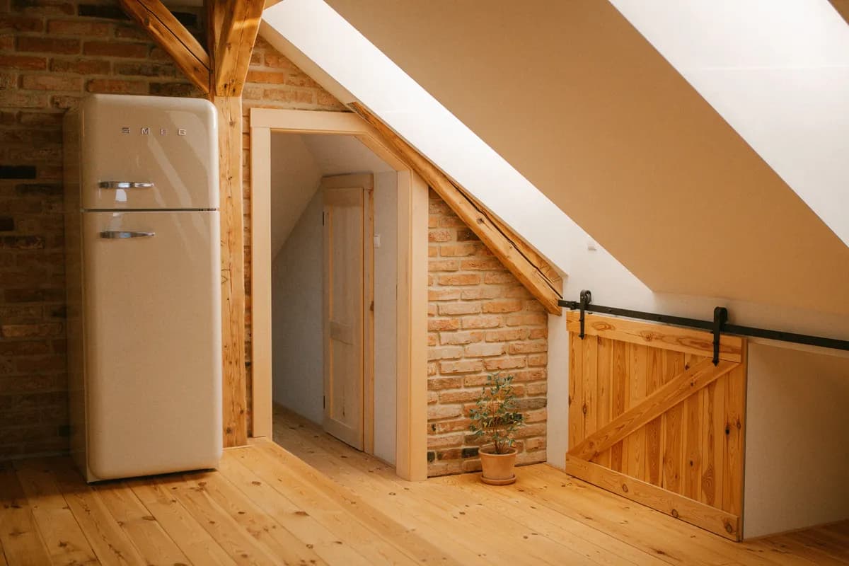 Exemple d'image BookNoFees : combles aménagés avec poutres apparentes, briques et porte basse