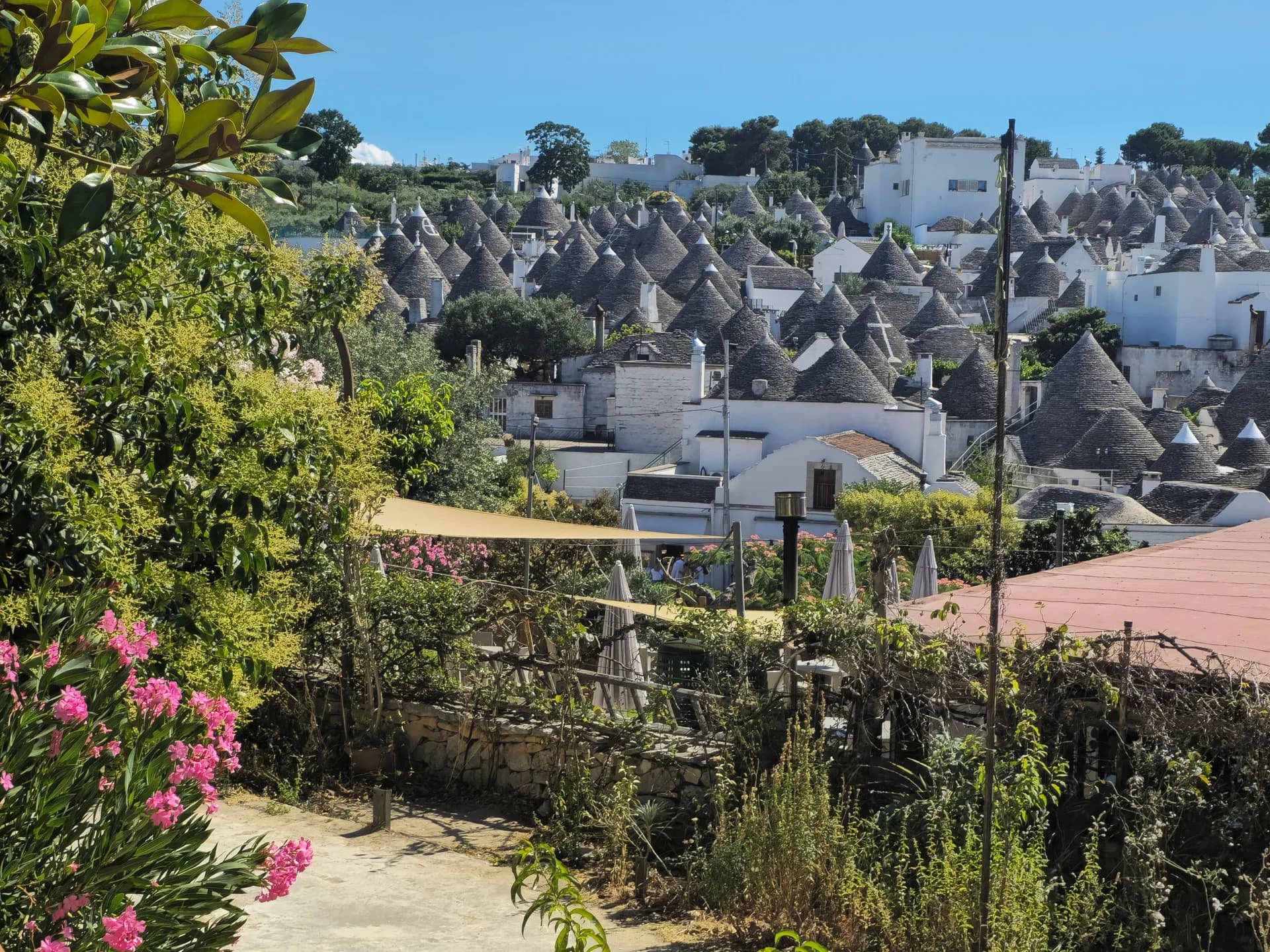 Exemple d'image BookNoFees : Trulli blancs aux toits coniques en pierre et aux jardins