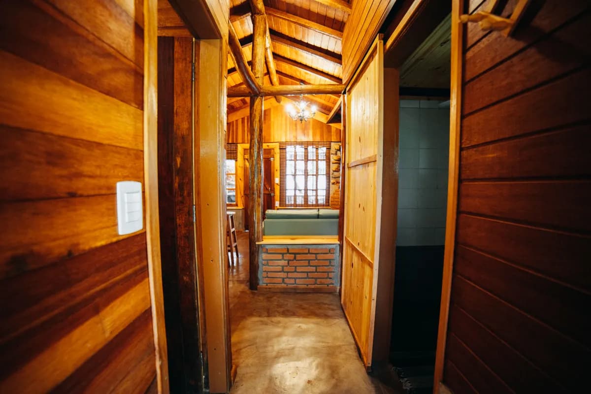 Exemple d'image BookNoFees : couloir étroit avec des murs en bois et un coin salon près de la fenêtre