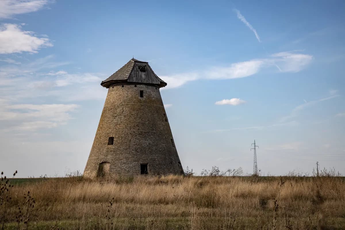 Exemple d'image BookNoFees : tour de moulin en pierre sans ailes dans un pré
