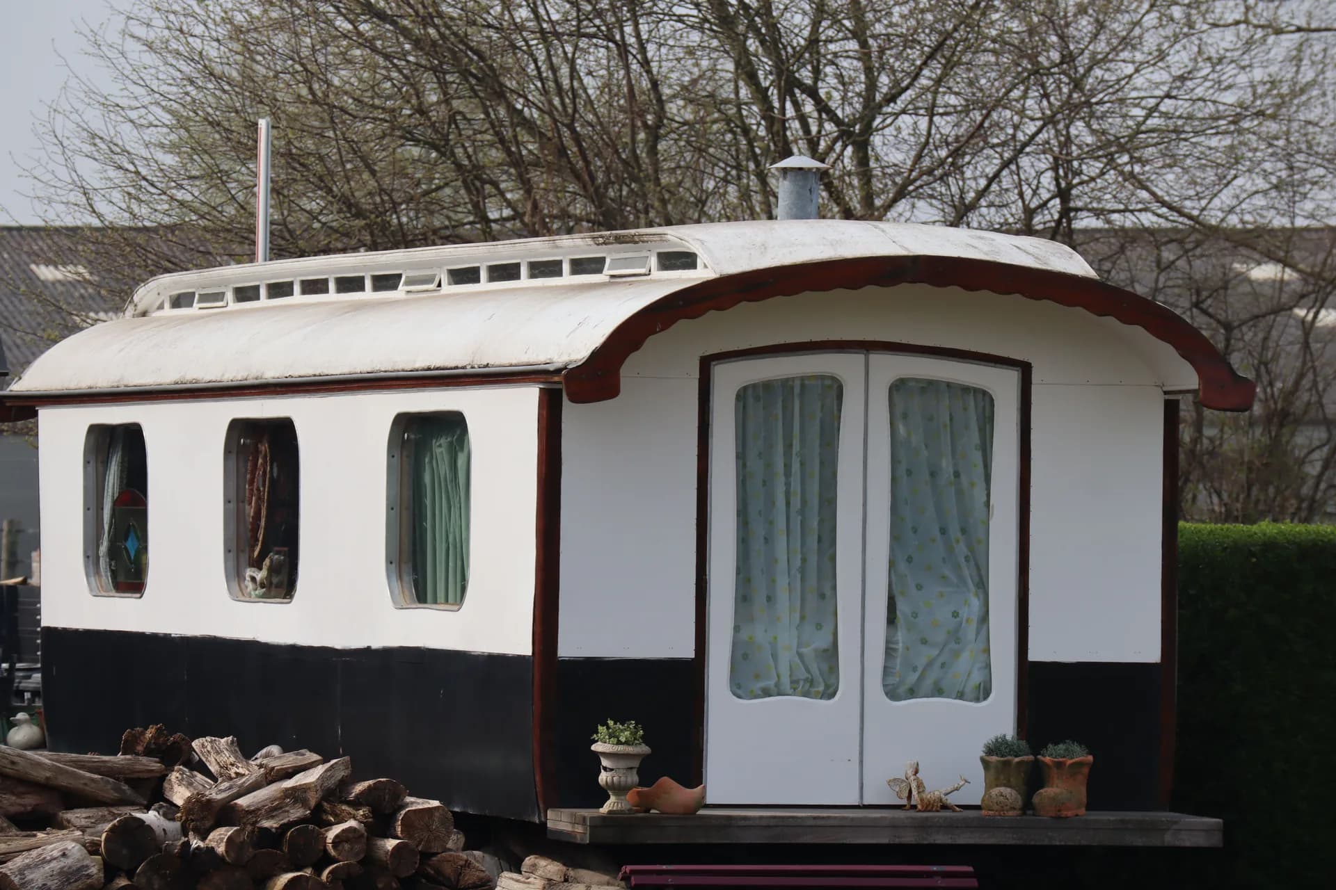 Exemple d'image BookNoFees : caravane en bois avec un toit arrondi et une double porte