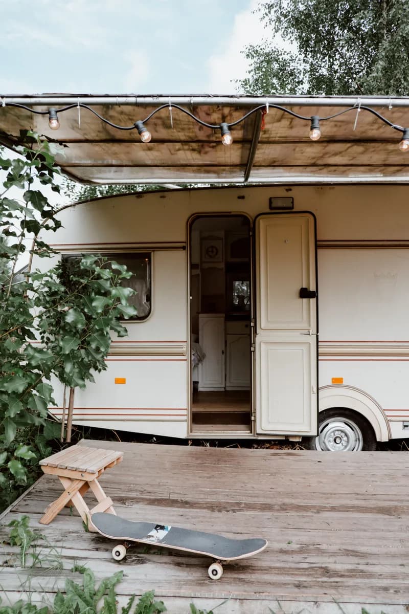 Exemple d'image BookNoFees : caravane avec la porte ouverte sur une terrasse en bois