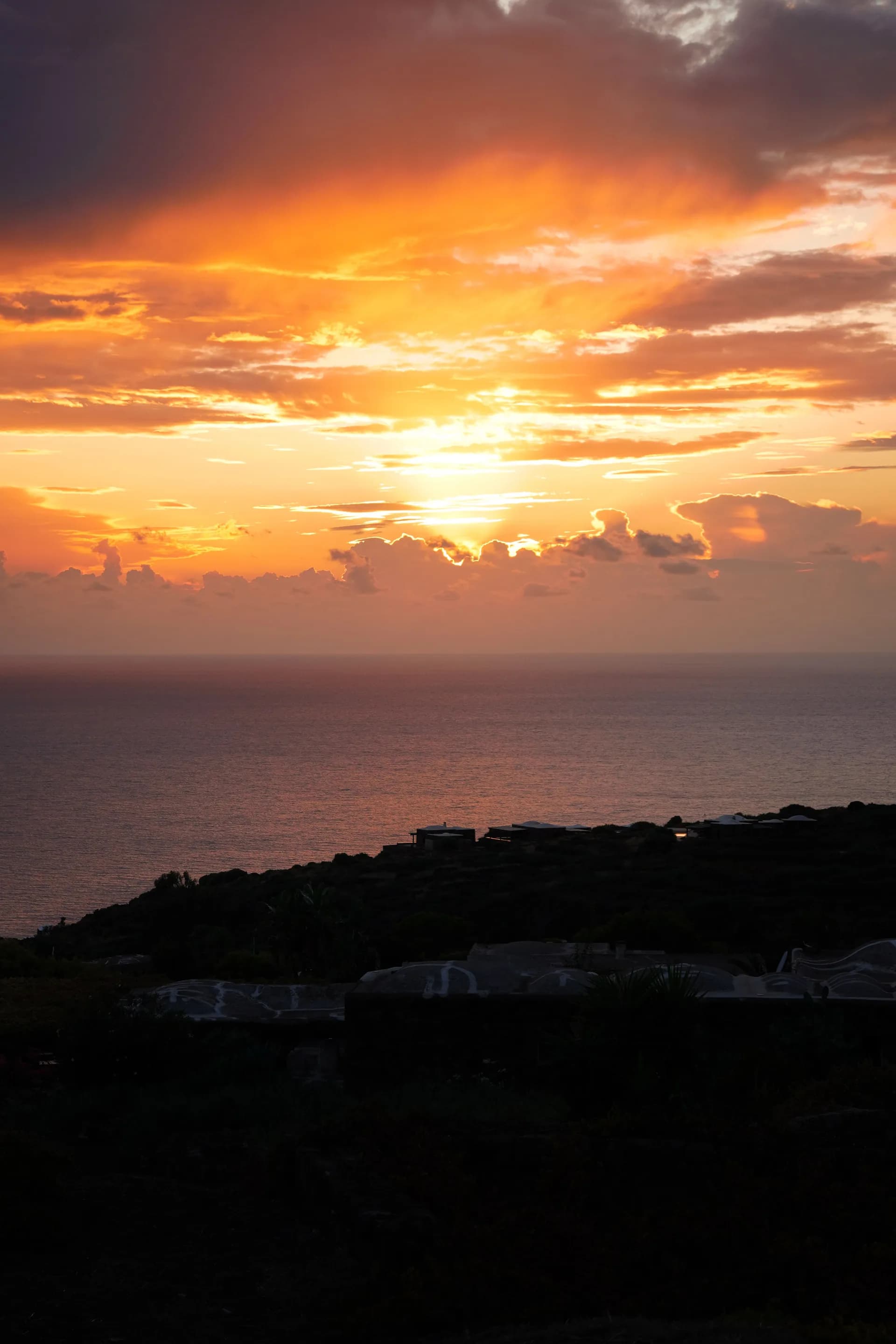 Exemple d'image BookNoFees : coucher de soleil sur la côte de Pantelleria