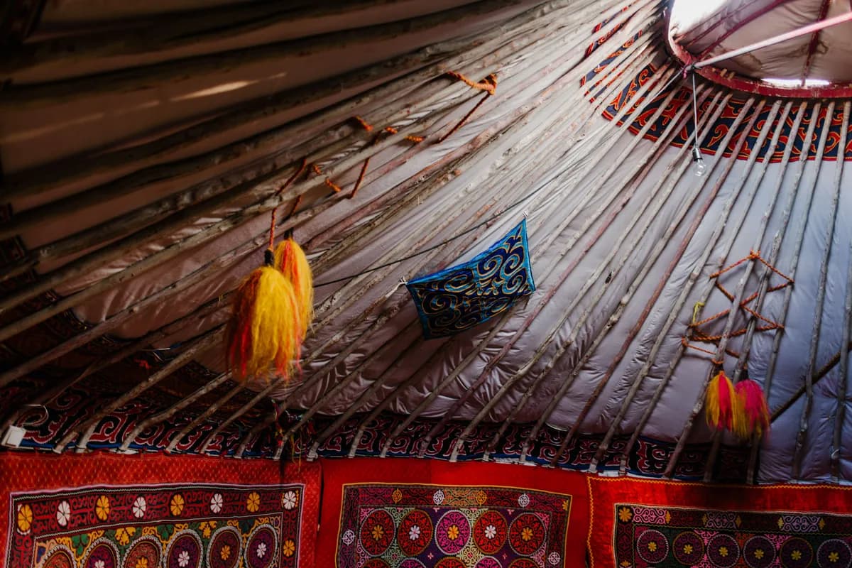 Exemple d'image BookNoFees : intérieur traditionnel d'une yourte avec des textiles à motifs