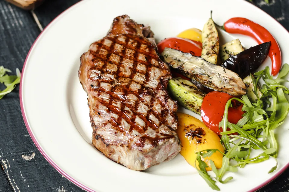 BookNoFees: Photo d’illustration : Steak grillé accompagné de légumes