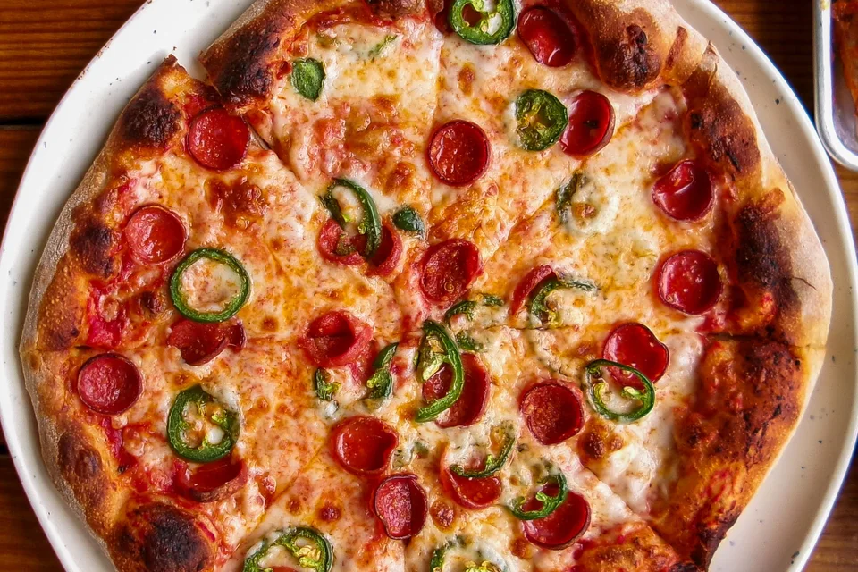 BookNoFees: Photo d’illustration : Pizza garnie de pepperoni et de poivrons verts