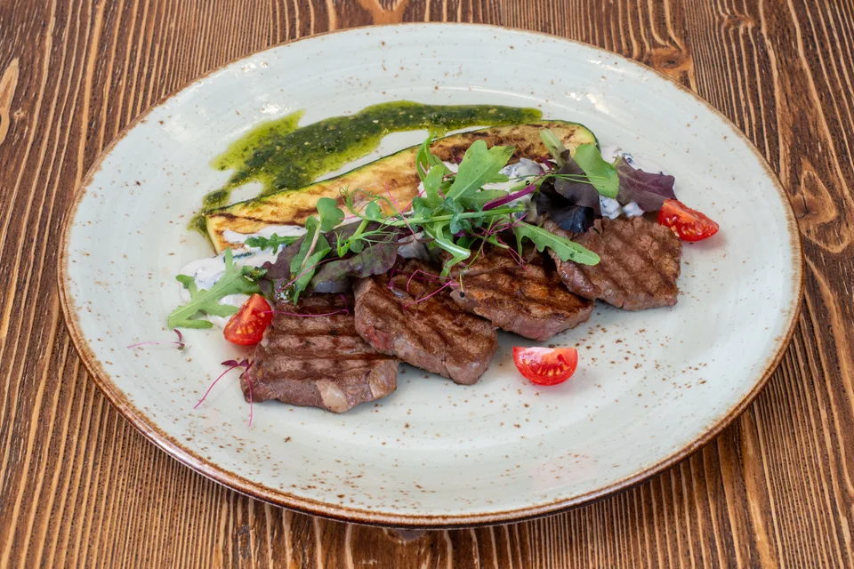 BookNoFees: Photo d’illustration : Tranches de steak accompagnées de légumes