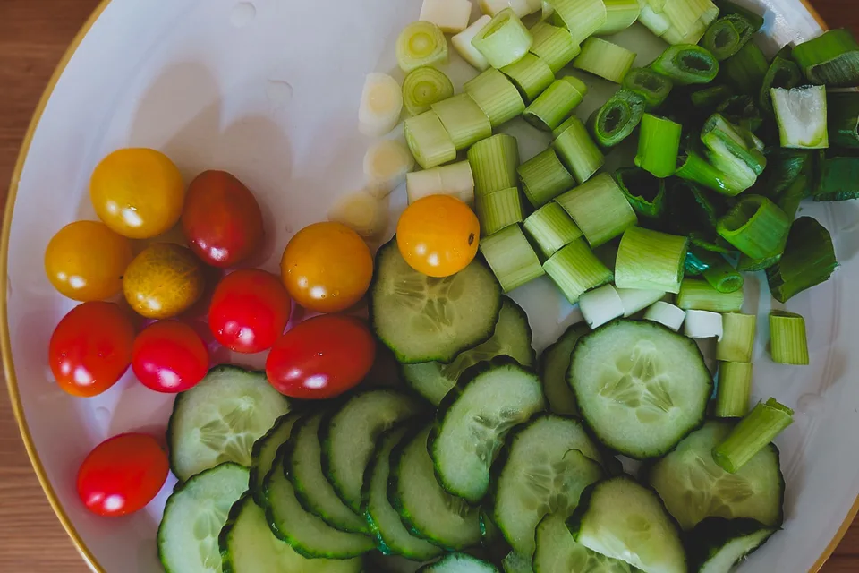 BookNoFees: Photo d’illustration : Salade de légumes avec concombre, tomates et oignons nouveaux
