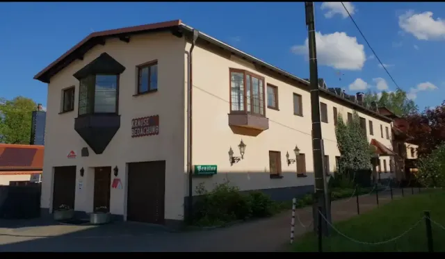 BookNoFees : location de vacances à Schönfeld – Extérieur d'une maison d'hôtes à deux étages, avec des baies vitrées et des portes de garage