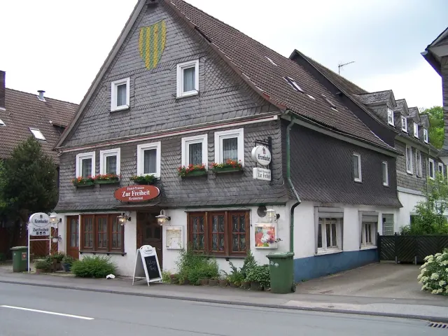 BookNoFees: Hotel zur Freiheit, Lennestadt