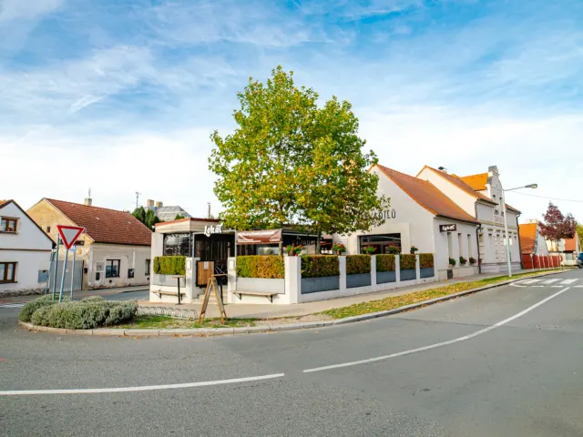 BookNoFees : Restaurant – Lokál U Zavadilů – Prague – Le bar « U Zavadilů », photo n° 2
