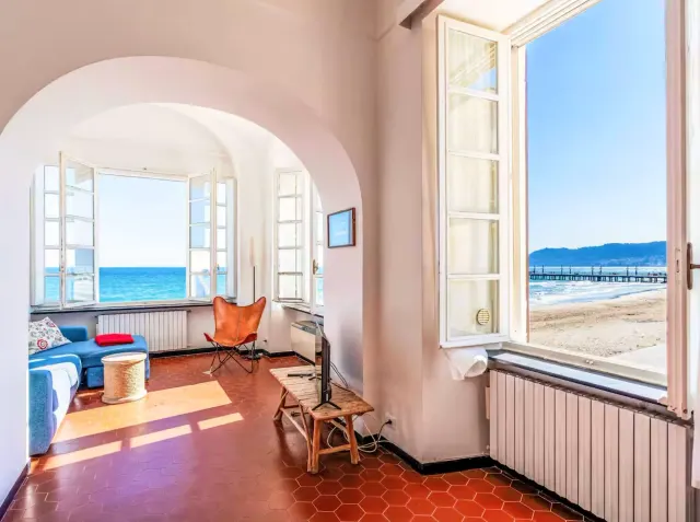 BookNoFees: Grand appartement avec vue sur la mer et plafonds voûtés – Alassio