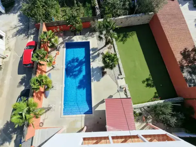 BookNoFees: Des vacances à l'état pur sur 130 m², piscine de 57 m² et jardin privé – Čabrunići