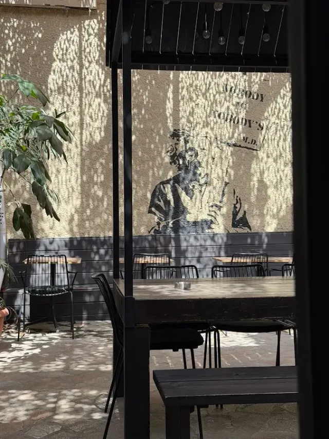 BookNoFees : Café – The Underdog – Athens – L'outsider, photo n° 2