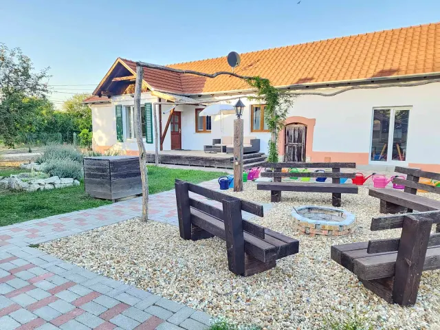 BookNoFees: Maison spacieuse et paisible avec jardin et foyer extérieur – Tiszatardos