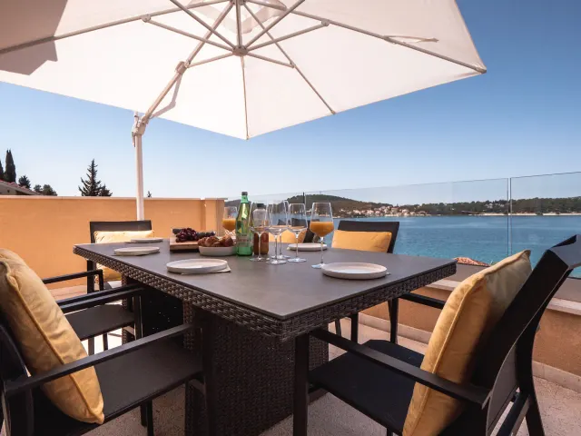 BookNoFees: Appartement design et élégant avec une grande terrasse et vue sur la mer, 1er étage – Rogoznica