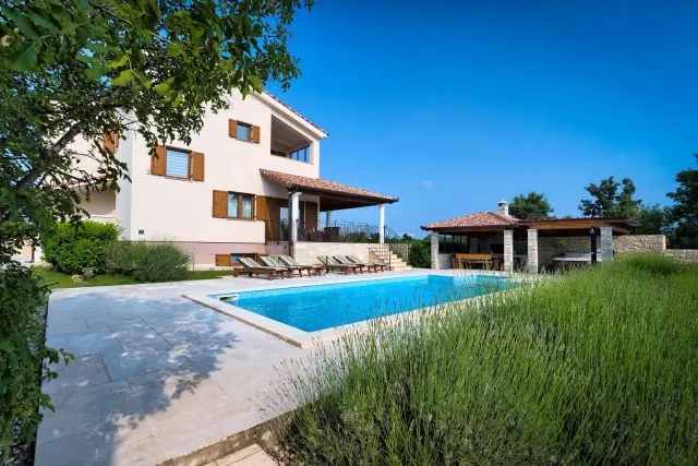 BookNoFees: Villa spacieuse avec piscine et jacuzzi – Štokovci
