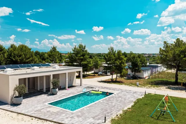 BookNoFees: Mobil-home au calme avec piscine et vue dégagée – Privlaka
