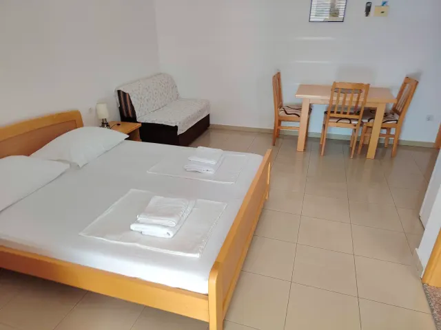 BookNoFees : location de vacances à Omiš – Studio paisible avec balcon et vue sur la mer