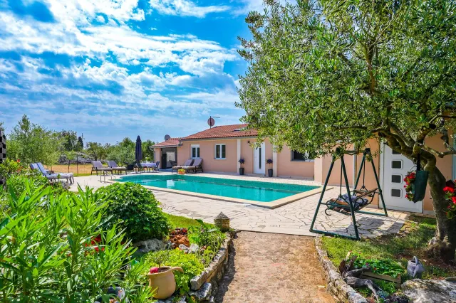 BookNoFees : location de vacances à Fazana – Maison de vacances « Una » avec piscine privée et jardin