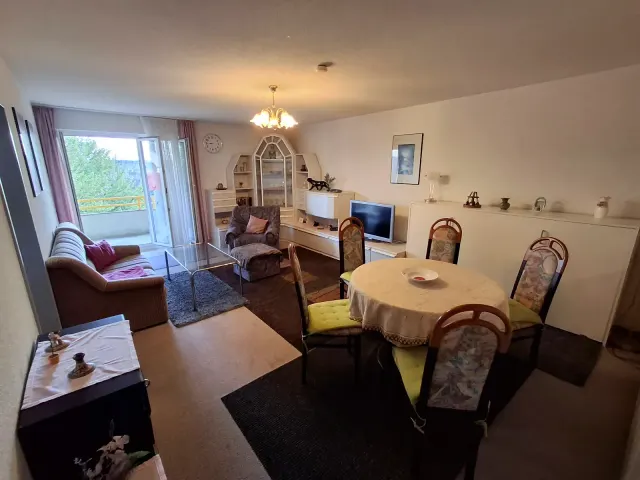 BookNoFees: Appartement calme avec balcon et vue sur les arbres – Gailingen