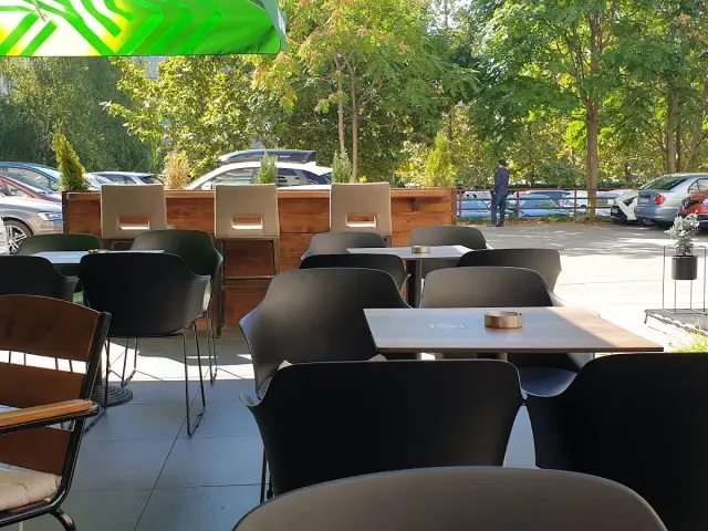 BookNoFees : Café – Brown bar – Zagreb – Barre marron, photo n° 3