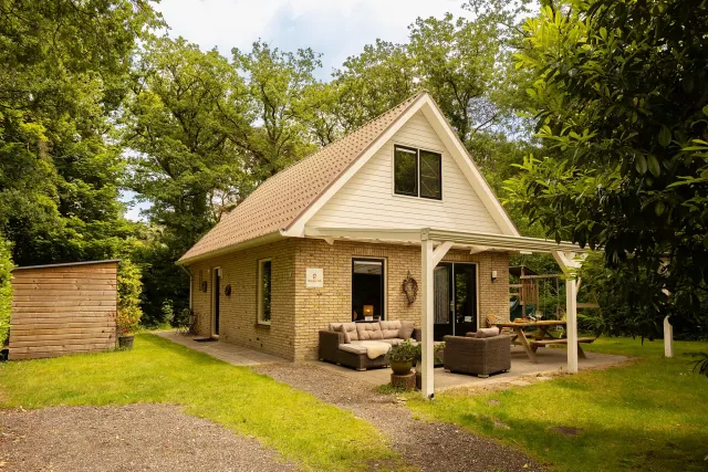BookNoFees: Petite maison de campagne indépendante avec jardin et aire de jeux – Norg