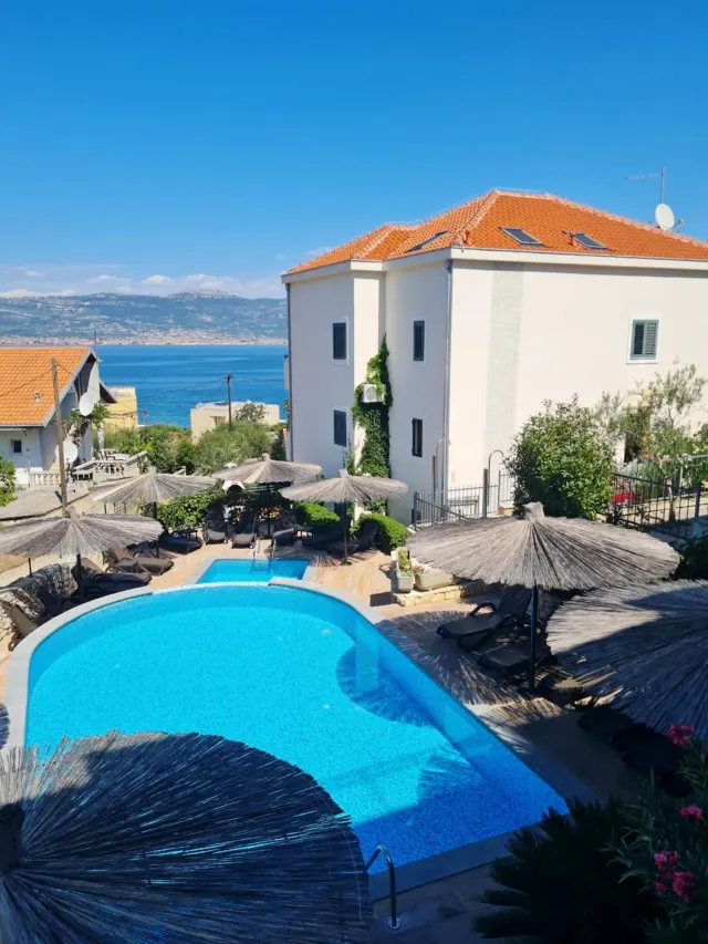 BookNoFees : location de vacances à Slatine – Appartement de vacances au calme avec piscine et coin barbecue