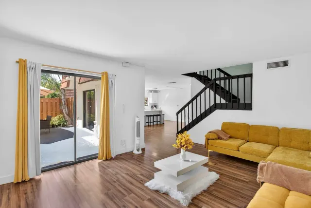 BookNoFees: Maison de ville lumineuse avec terrasse privée et accès à la piscine – Fort Myers