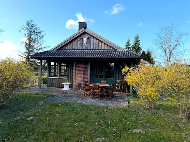 BookNoFees: Une petite maison en bois paisible au charme western – Brekendorf