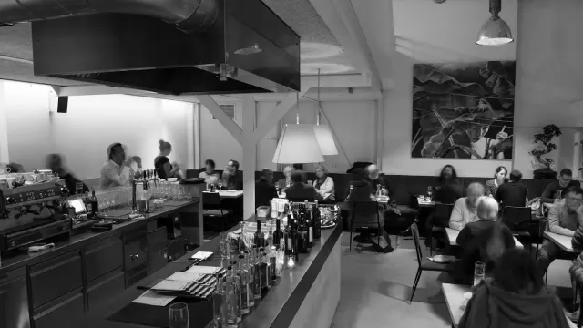 BookNoFees : Restaurant – Das Lokal im Hof – Vienna – Le restaurant dans la cour, photo n° 2