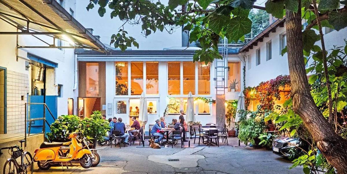 BookNoFees : Restaurant – Das Lokal im Hof – Vienna – Le restaurant dans la cour, photo n° 1