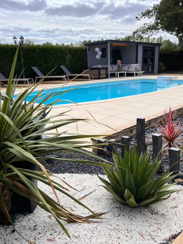 BookNoFees: Gîte de charme avec piscine privée et paillote – Gennes-Val-De-Loire