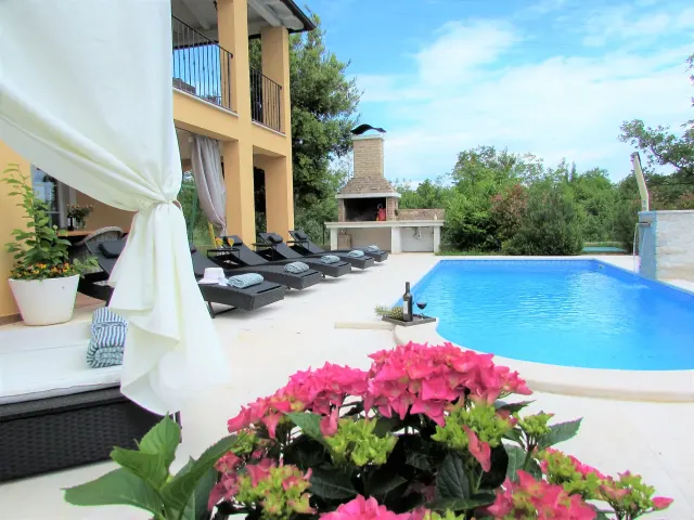 BookNoFees : location de vacances à Rakalj – Villa Ari avec piscine, jacuzzi et sauna