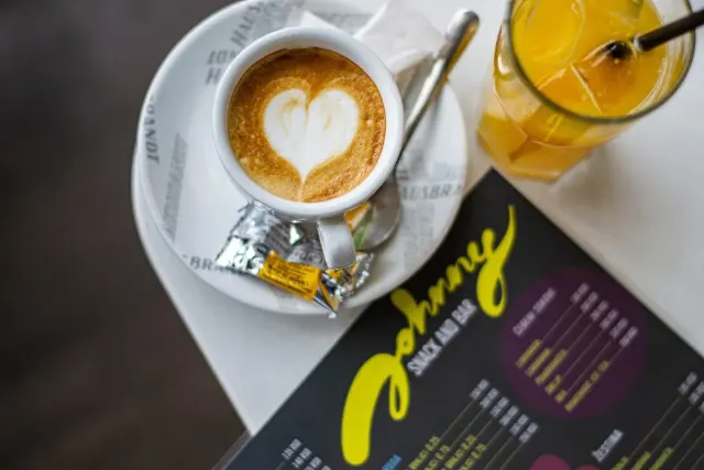 BookNoFees : Café – Johnny Snack and Bar – Belgrade – Johnny Snack & Bar, photo n° 3