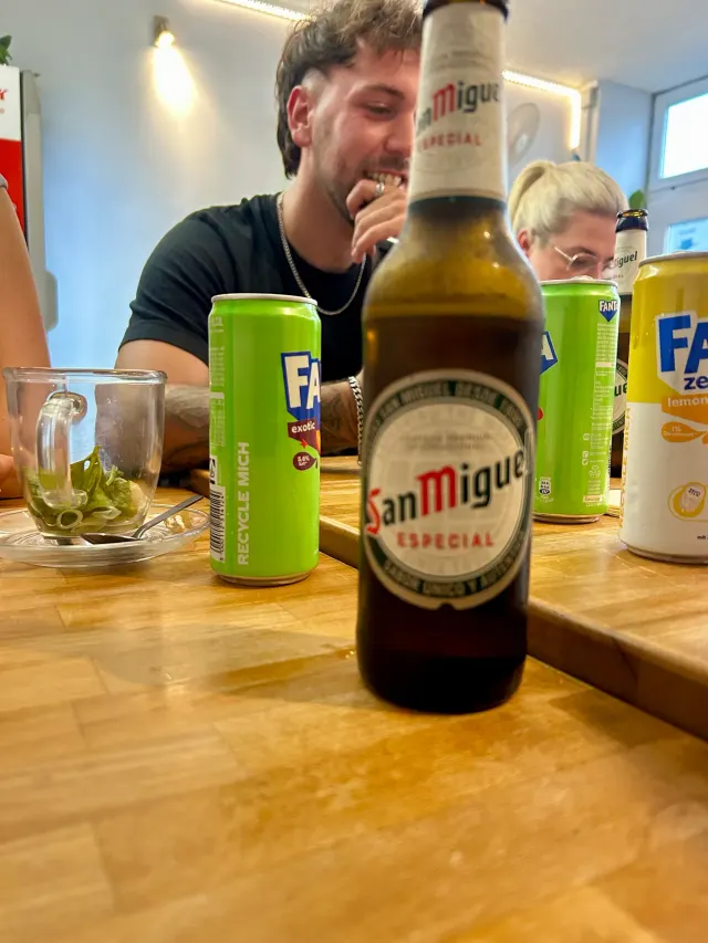BookNoFees : Snack – Good morning Vietnam – Aachen – Table avec une bouteille de San Miguel Especial et des canettes de Fanta, photo n° 2