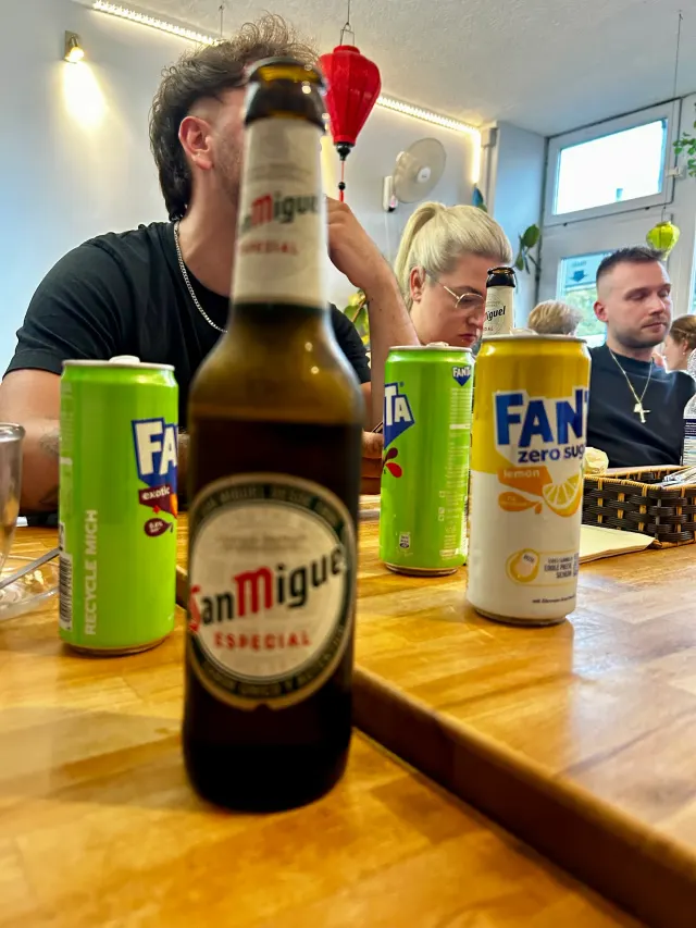 BookNoFees : Snack – Good morning Vietnam – Aachen – Restaurant proposant des boissons San Miguel et Fanta sur les tables, photo n° 3