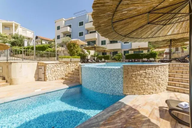 BookNoFees: Appartement de vacances au calme avec vue sur la mer et piscine – Slatine