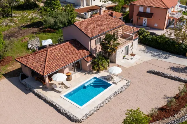 BookNoFees : location de vacances à Malinska – Une villa en pierre avec piscine et sauna