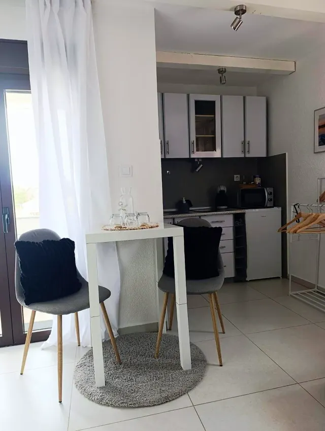 BookNoFees: Studio calme avec balcon et piscine – Vir