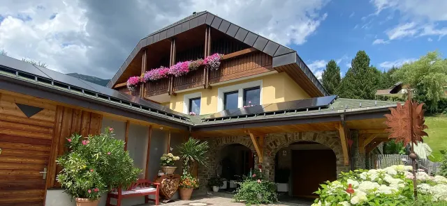 BookNoFees : location de vacances à St. Michael Im Lungau – Appartement raffiné avec jardin et cheminée