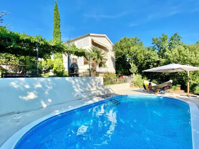 BookNoFees : location de vacances à Donji Zagon – Villa Theresa en Croatie, location de vacances avec piscine, jacuzzi, sauna et cuisine de jardin