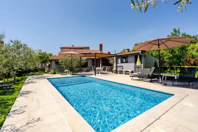 BookNoFees : location de vacances à Pula – Appartement spacieux « Meme 1 » avec piscine à Pula
