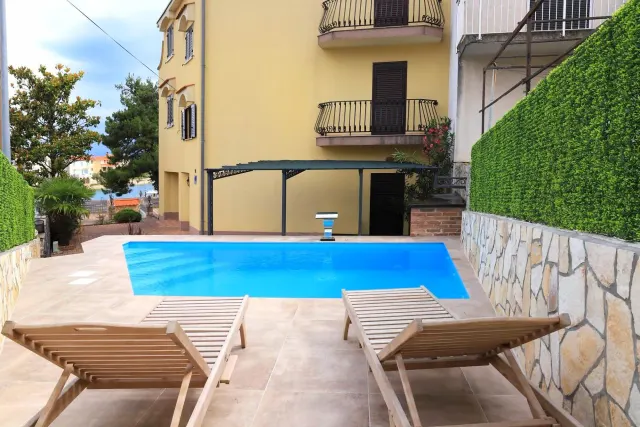 BookNoFees: Villa paisible avec piscine et balcon face à la mer – Malinska