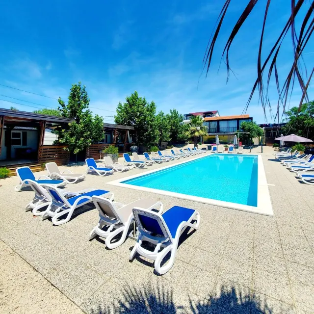 BookNoFees: Mobil-home familial au calme avec terrasse et piscine – Turanj