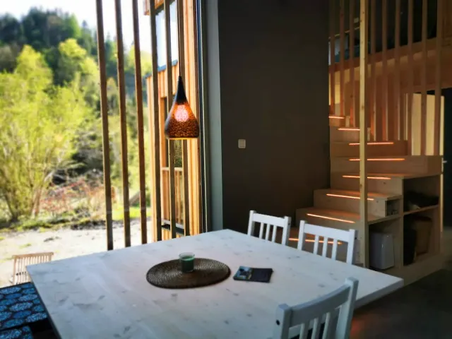 BookNoFees : location de vacances à Hieflau, Styrie, Autriche – Coin repas avec une table blanche, une suspension et un escalier en bois équipé d'un éclairage