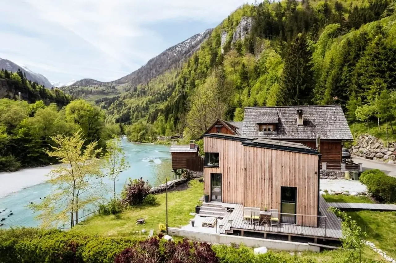BookNoFees : location de vacances à Hieflau, Styrie, Autriche – Vue extérieure d'une maison de vacances en bois, avec la rivière et la montagne en arrière-plan