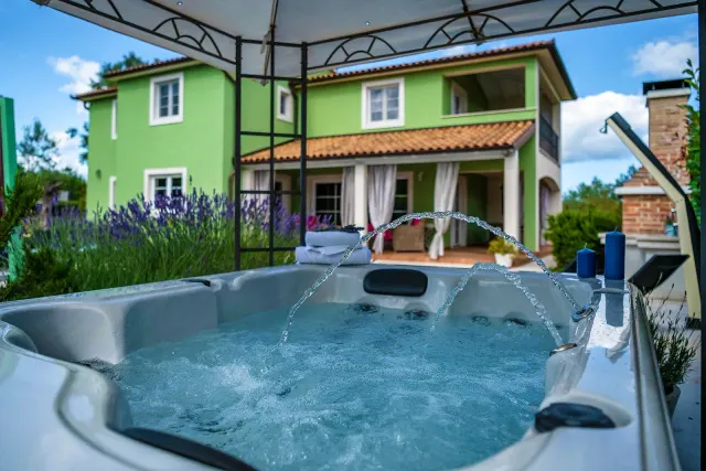 BookNoFees: Villa Branka avec piscine, jacuzzi et aire de jeux – Rakalj