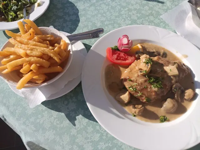 BookNoFees : Restaurant – Alte Linden – Altena – Vieux tilleuls, photo n° 2